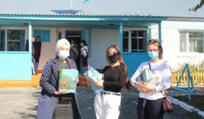 Костанайские «акжоловцы» подарили комплекты учебников сельским детям